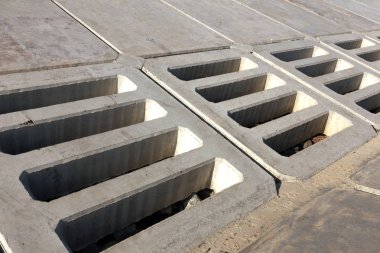 Modern dalgakıran tasarımı ile büyük taş ve beton döşeme özel dalga kıran tasarım hücrelerle Close-up. İskele beton ve taş bloklarla sahil korumaya. Shore konsolidasyon