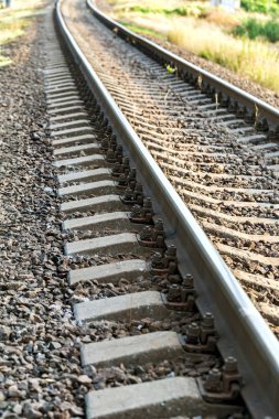 Eski demiryolu parça perspektif içinde. Eski rayları yatay olarak. Raylar arazi. Demiryolu parça Merkezi sayfasının en önde. Tramvay rayları ile demiryolu hattı inşaatı çakıl ve uyuyanlar temelini