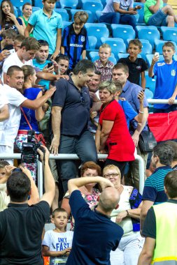 Odessa, Ukrayna - 2 Ağustos 2015: Gürcüce ve Ukraynalı siyasetçi, Ukrayna, Mikhail Saakaşvili, kendini hayranları ile oyun sırasında Fc Dinamo Kiev - Chernomorets Odessa fotoğraflandı Odessa bölge valisi. Major League.