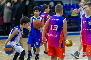 Odessa, Ukrayna - 23 Aralık 2018: genç çocuk basketbol oynamak, Çocuk spor yarışmalarında kutlama çocuk spor basketbol kulübü çocuk spor okul sırasında katılmak