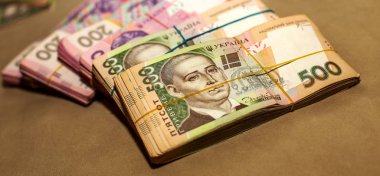 Birçok Ukraynalı para hryvnia. Kelepçe para. Ukrayna yolsuzluk. Yolsuzlukla mücadele. Yolsuzluk hükümet ve ülke işinde fiziksel kanıt