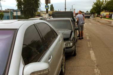 Odessa, Ukrayna - 22 Ağustos 2017: Kaza çarpışma şehir sonra sokak, zarar görmüş arabalar araba kazasında. Arabalar birbirine şehir sokak sürdü. büyük araba kazası, trende yakaladı