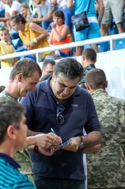 Odessa, Ukrayna - 2 Ağustos 2015: Gürcüce ve Ukraynalı siyasetçi, Ukrayna, Mikhail Saakaşvili, kendini hayranları ile oyun sırasında Fc Dinamo Kiev - Chernomorets Odessa fotoğraflandı Odessa bölge valisi. Major League.