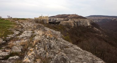 Bir eski ahşap Bridge'de bir kalesine dağlarda bir uçurumun üzerinden. Ahşap köprü eski bir Bulgar kale iki kayalar bağlanır