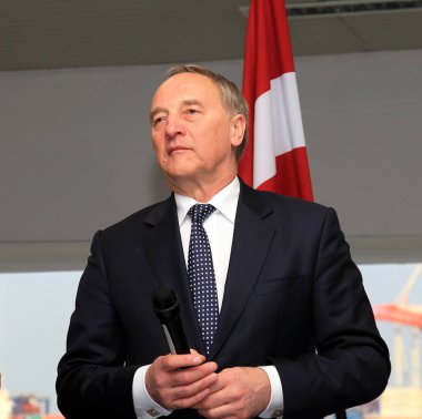 Odessa, Ukrayna - 6 Haziran 2014: Ukrayna, Letonya Andris Berzins Odessa Başkanı resmi ziyareti. Ciddi toplantı havaalanında. Başkanın uçağı. Letonya - Letonya bayrağı özniteliklerini