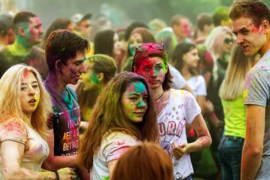 KRASNODAR, RUSSIA - May11,2018: Renkler Festivali, geleneksel Hint Holi festivali. Gençler Holi bayramında renkli pudra atarken eğleniyorlar. Renkli boya festivali. Renk Festivali