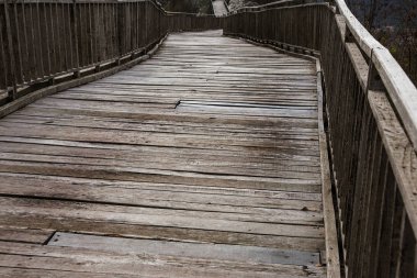 Bir eski ahşap Bridge'de bir kalesine dağlarda bir uçurumun üzerinden. Ahşap köprü eski bir Bulgar kale iki kayalar bağlanır