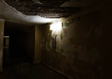 Karanlık koridor. Karanlık, boş bir koridorun mistik iç mekanı, terk edilmiş bir evde tünel. Karanlık, gizemli bir koridor. Terk edilmiş bir evin içi, cehenneme giden yol. Terk edilmiş eski bir bina.