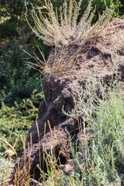 Sesmically tehlikeli bölgede dağ heyelan felaketi. Toprak, toprak engelleme yolun büyük katmanları kökenli büyük çatlaklar. İnsanlara heyelan pistlerinin dağın damming, ölümcül bir tehlike