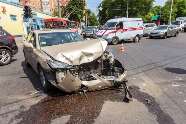 Odessa, Ukrayna - 7 Haziran 2018: kaza kaza: City çarpışma sonra sokak, hasarlı otomobil. Şehir yol Kavşağı'nda trafik kazasında. Kaza kaza street: