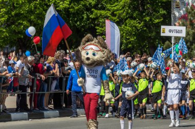 Novorossiysk, Rusya - 1 Mayıs 2018: Mayıs günü gösteri. Barış! İş! Mayıs! Çocuk spor. Çocuk sporcular madalya şampiyonu göğüs ile Mayıs günü gösteri yürüyüşüne gitmek