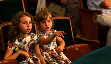 Odessa, Ukrayna - 19 Temmuz 2018: Oditoryum konser salonunun seyirci onların favori sanatçıları duygusal olarak karşılamak. Seyirci tiyatro salonunda. Tiyatro sahnede performans gibi izleyiciler