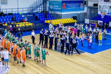 Odessa, Ukrayna - 23 Aralık 2018: genç çocuk basketbol oynamak, Çocuk spor yarışmalarında kutlama çocuk spor basketbol kulübü çocuk spor okul sırasında katılmak