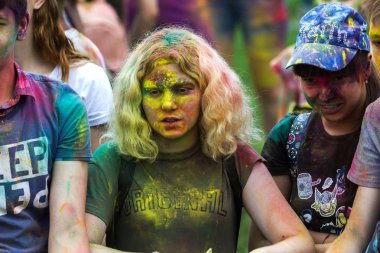 KRASNODAR, RUSSIA - May11,2018: Renkler Festivali, geleneksel Hint Holi festivali. Gençler Holi bayramında renkli pudra atarken eğleniyorlar. Renkli boya festivali. Renk Festivali
