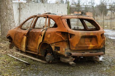 Yanmış araba. Araba Park yerinde ateşe. Haydut savaşları, yangın makine imha sonra molotof kokteyli. Deforme yanan makine. Araba kazası sonuçları. Kundaklama tarafından zarar görmüş