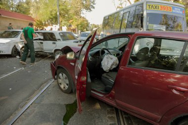 Odessa, Ukrayna - 30 Eylül 2017: karayolu üzerinde trafik kazası. şehirde çarpışma sonra sokak, hasarlı araçları üzerindeki trafik kazası. trafik kazası. Trafik sıkışıklığı. trafik sıkışıklığı