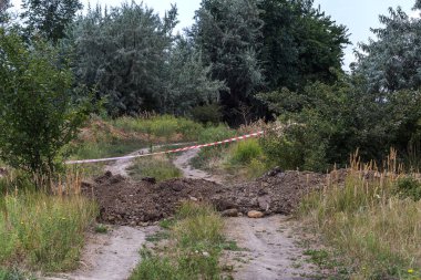 Kırmızı ve beyaz çizgiler kaset eskrim bariyer. Kırmızı ve beyaz bant eskrim, hangi hareketi engeller. Uyarı teyp. Kırmızı ve beyaz şerit bariyer. Erişim hattı reddedildi, tehlikeli alan girmeyin