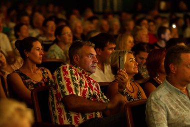 Odessa, Ukrayna - 19 Temmuz 2018: Oditoryum konser salonunun seyirci onların favori sanatçıları duygusal olarak karşılamak. Seyirci tiyatro salonunda. Tiyatro sahnede performans gibi izleyiciler