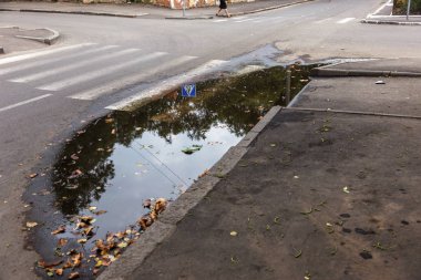 Bozuk yol çukurların ve noktalar, Ukrayna kırık asfalt kılıçla. Büyük delikli çok kötü asfalt yol. Korkunç teknoloji inşaat yollar. Çok sayıda tehlikeli hataları. Kötü yol. Yol onarım
