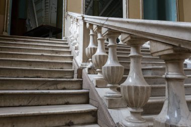 Eski bir taş merdiven açın. Taş, mermer merdiven izleri imha olan eski adımları. Yıpranmış adımları kırık bir antik mermer merdiven, antik. Eski görkemli, görkemli, mermer taş merdiven