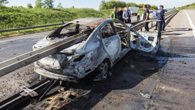 Odessa, Ukrayna - 17 Mayıs 2018: kaza yüksek hızlı yolda. Yüksek hızda sürdü Road arabaya korumak ve yandı. Aşırı hız nedeniyle korkunç trajik kaza. Otomatik yol emniyet görevlisi ayıran içine çöktü