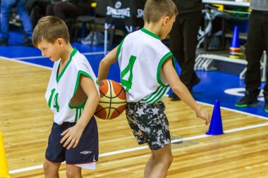 Odessa, Ukrayna - 23 Aralık 2018: genç çocuk basketbol oynamak, Çocuk spor basketbol kulübü çocuk spor okulu kutlama sırasında çocuk spor yarışmalara katılmak