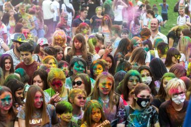 KRASNODAR, RUSSIA - May11,2018: Renkler Festivali, geleneksel Hint Holi festivali. Gençler Holi bayramında renkli pudra atarken eğleniyorlar. Renkli boya festivali. Renk Festivali