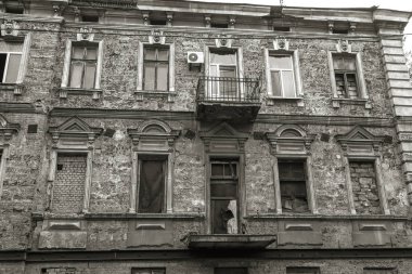 Odessa, Ukrayna - Cirka 2017: Yıkılan evler için yoksul insanların yoksul bölgelerde. Büyük onarım, kriz sırasında eski evleri yok edildi. Zavallı alanları. Yıkık terkedilmiş evlerde yaşayan insanlar