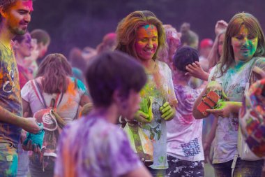 KRASNODAR, RUSSIA - May11,2018: Renkler Festivali, geleneksel Hint Holi festivali. Gençler Holi bayramında renkli pudra atarken eğleniyorlar. Renkli boya festivali. Renk Festivali