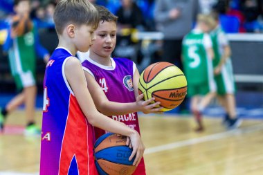 Odessa, Ukrayna - 23 Aralık 2018: genç çocuk basketbol oynamak, Çocuk spor yarışmalarında kutlama çocuk spor basketbol kulübü çocuk spor okul sırasında katılmak
