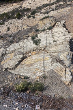 Özel metal kafes olan yol,'yakınında güçlendirilmesi tehlikeli dağ yamaçlarında. Dağ slough yoldan, kaya düşmesi metal net çitler frenleyici birikmiş korunması