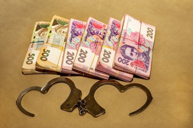 Birçok Ukraynalı para hryvnia. Kelepçe para. Ukrayna yolsuzluk. Yolsuzlukla mücadele. Yolsuzluk hükümet ve ülke işinde fiziksel kanıt