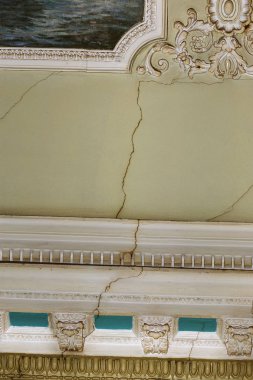 Çatlaklar. Arka plan yüzeyi ile yaratıcı çatlaklar. Tarin duvar sıva süsleme ile derin çatlak. Antik kakma alçı kalıp vintage kale, lüks stil İmparatorluğu tiyatro büyük çatlak
