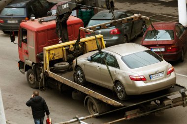 Odessa, Ukrayna - 7 Aralık 2017: Trafik polis memuru çekici çekili araba almak. Araba tug, oto çekici bir platform için üzerine yüklenir. Acil forklift kamyon araba çekme