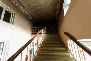 Çimento, eski bina taş merdiven. Eski bir binanın katları arasında bir vintage taş merdiven. Bina moda ve SSCB'de 20. yüzyılın teknoloji