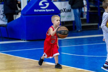 Odessa, Ukrayna - 23 Aralık 2018: genç çocuk basketbol oynamak, Çocuk spor yarışmalarında kutlama çocuk spor basketbol kulübü çocuk spor okul sırasında katılmak