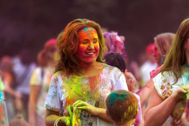 KRASNODAR, RUSSIA - May11,2018: Renkler Festivali, geleneksel Hint Holi festivali. Gençler Holi bayramında renkli pudra atarken eğleniyorlar. Renkli boya festivali. Renk Festivali