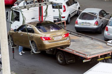 Odessa, Ukrayna - 13 Eylül 2017: Rating çekici saldırgan'ın araba almak için polis sokakta. Çekici kamyon araba çekici için kurallar Park yeri tecavüzcü, yükleme 