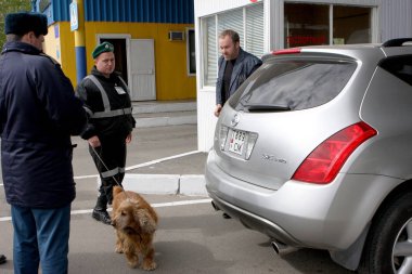 Odessa - 23 Nisan: Gümrük sınır kontrol noktası Ukrayna - Moldova. Vatandaşlar ve 23 Nisan 2008, Odessa, Ukrayna sınır kapısı araba muayene