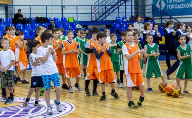 Odessa, Ukrayna - 23 Aralık 2018: genç çocuk basketbol oynamak, Çocuk spor yarışmalarında kutlama çocuk spor basketbol kulübü çocuk spor okul sırasında katılmak