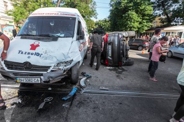 Odessa, Ukrayna - 11 Temmuz 2016: Kaza kaza bir polis ekibi ile sokakta. Polis araba kovalamaca sırasında suçlu kontrolü kaybedip büyük bir kaza yaratılmıştır. Kırık araba çarpışma