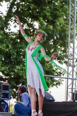 Odesa, Ukrayna - 28 Temmuz 2018: Çocuk açık yaz Tiyatrosu önünde veliler ve konuklar gerçekleştirmek. Çocuk tiyatro yaratıcılık, koreografi ve vokal, okul çocuk amatör performans