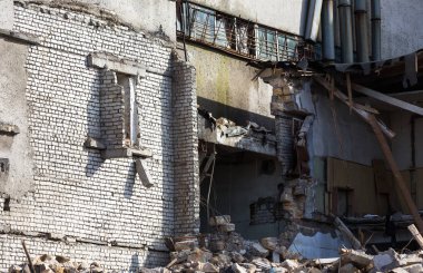 Terk edilmiş bir evde yoksul bir mahallede daraltır. Ev yok edildi. Evin duvarındaki çatlak. İmha eski evler, depremler, ekonomik kriz, terk edilmiş evler. Uygun olmayan evin kırık
