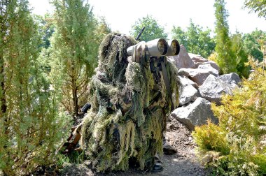 Odessa, Ukrayna - 15 Haziran 2011: Askeri tatbikatlar Ukrayna sınır birlikleri, askeri keskin nişancı Kamuflaj giyim pusuda dürbün ile 15 Haziran 2011 Odessa, Ukrayna arıyorum..