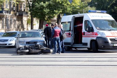 Odessa, Ukrayna - 11 Ekim 2017: araba ve motosiklet arasında kolay bir kaza. Bisiklet arabaya çarptı. Islak asfalt kontrolünü kaybetmiş. İlk yardım, polis, sigortacı. otomobil ile motosiklet kazası