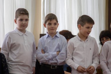 Odessa, Ukrayna - 8 Mart 2018: çocuk İlköğretim Okulu konser gerçekleştirmek. Çocuk tiyatro yaratıcılık, kadınlar günü anaokulunda amatör performans. Çocukların yaratıcılık