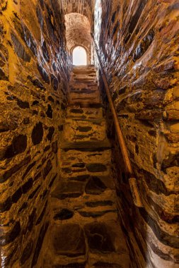Bir dar taş merdiven bir ortaçağ kalesi eski Hıristiyan manastır Rila, Bulgaristan kulesinde. Taş duvarlı gizemli kasvetli tünel