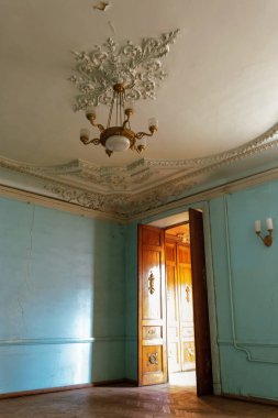 SSCB'in eski il Sovyet tiyatro, mistik iç. Sıva belgeleme, duvar ve tavan nostaljik resmini devrimci geçmiş SSCB parçaları ile. Lüks İmparatorluk tarzı iç