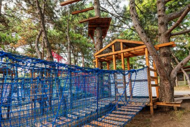 Ağaçlar üst kısımları için aşırı ip şehir. Halat şehir. Açık havada etkin aile tatili. Park kablo şehirde unsurları. Kablo şehir unsurları. Doğada aşırı tehlikeli spor