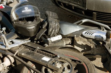 Odessa, Ukrayna - 11 Ekim 2017: araba ve motosiklet arasında kolay bir kaza. Bisiklet arabaya çarptı. Islak asfalt kontrolünü kaybetmiş. İlk yardım, polis, sigortacı. otomobil ile motosiklet kazası